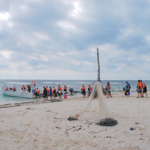 People going to a Snorkel Trip